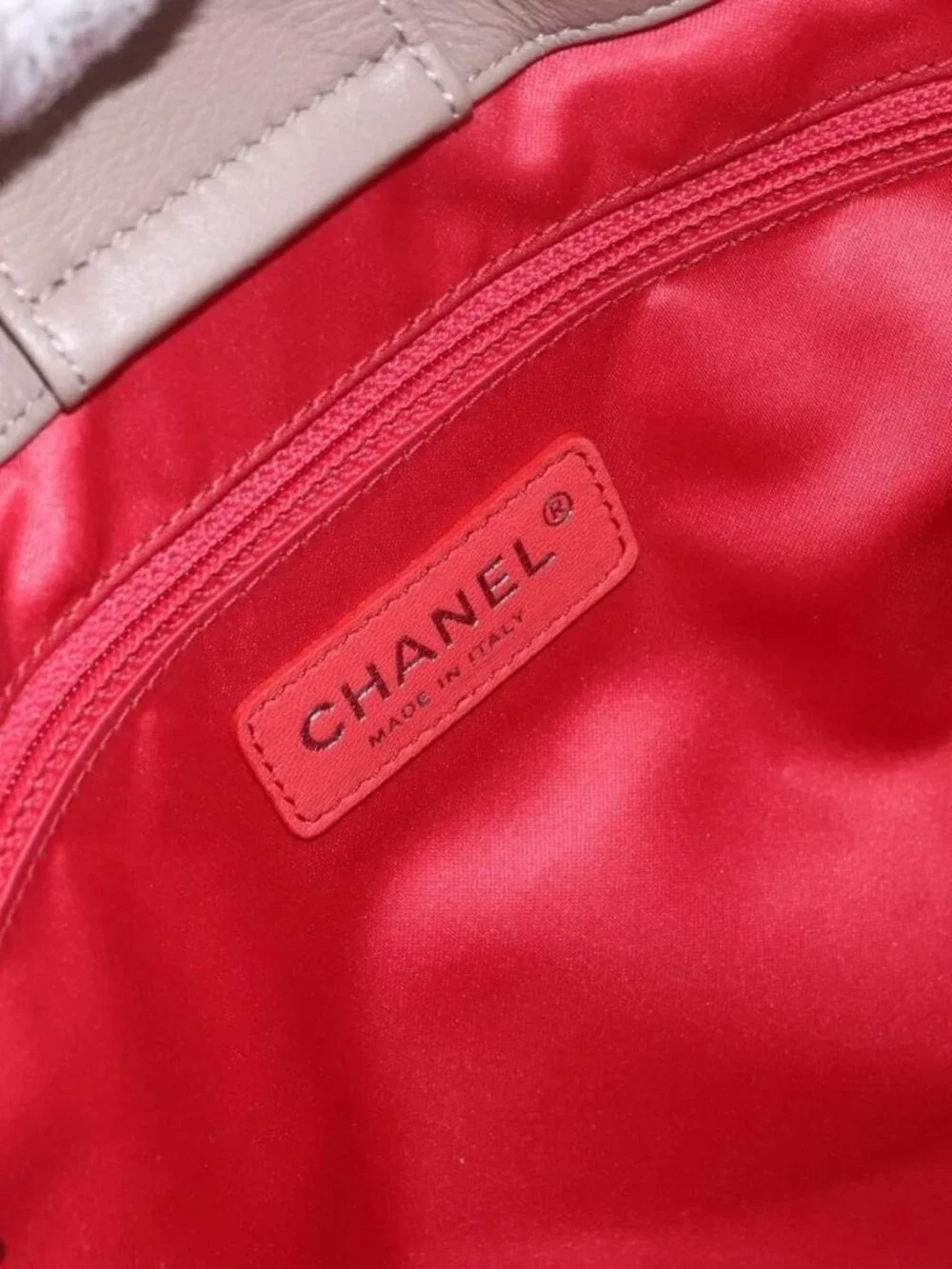 CHANEL Chain Tote Bag Patent leather Beige CC Auth EC956